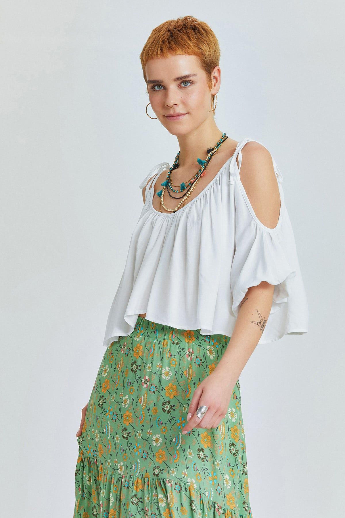 Omuzları Bağcıklı Düz Crop Top Beyaz