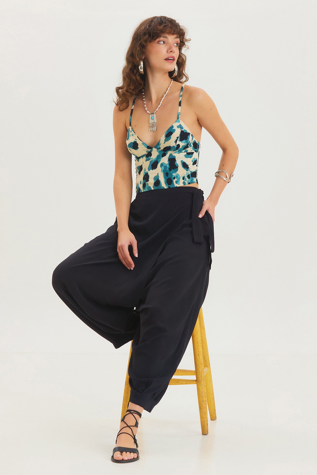 Desenli V Yaka Askılı Crop Top Mavi