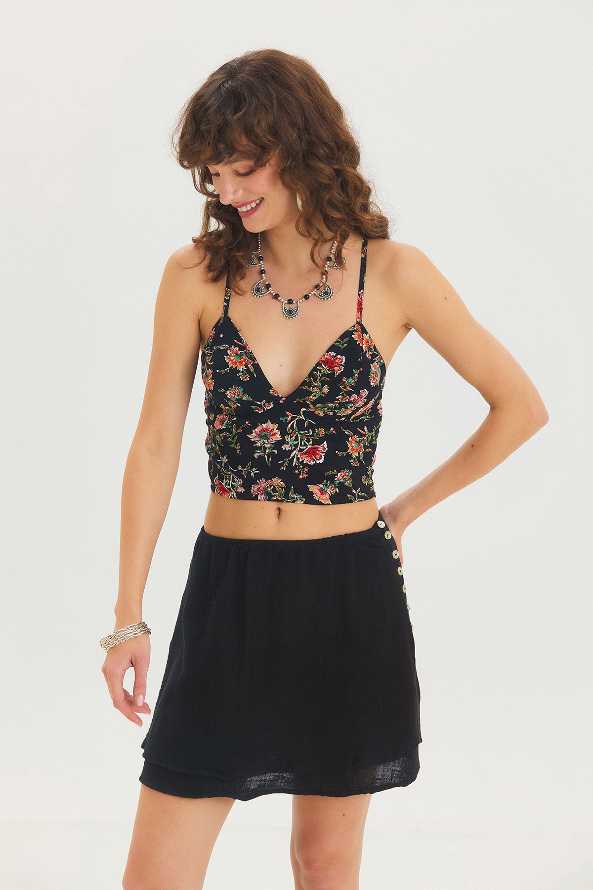 Desenli V Yaka Askılı Crop Top Siyah