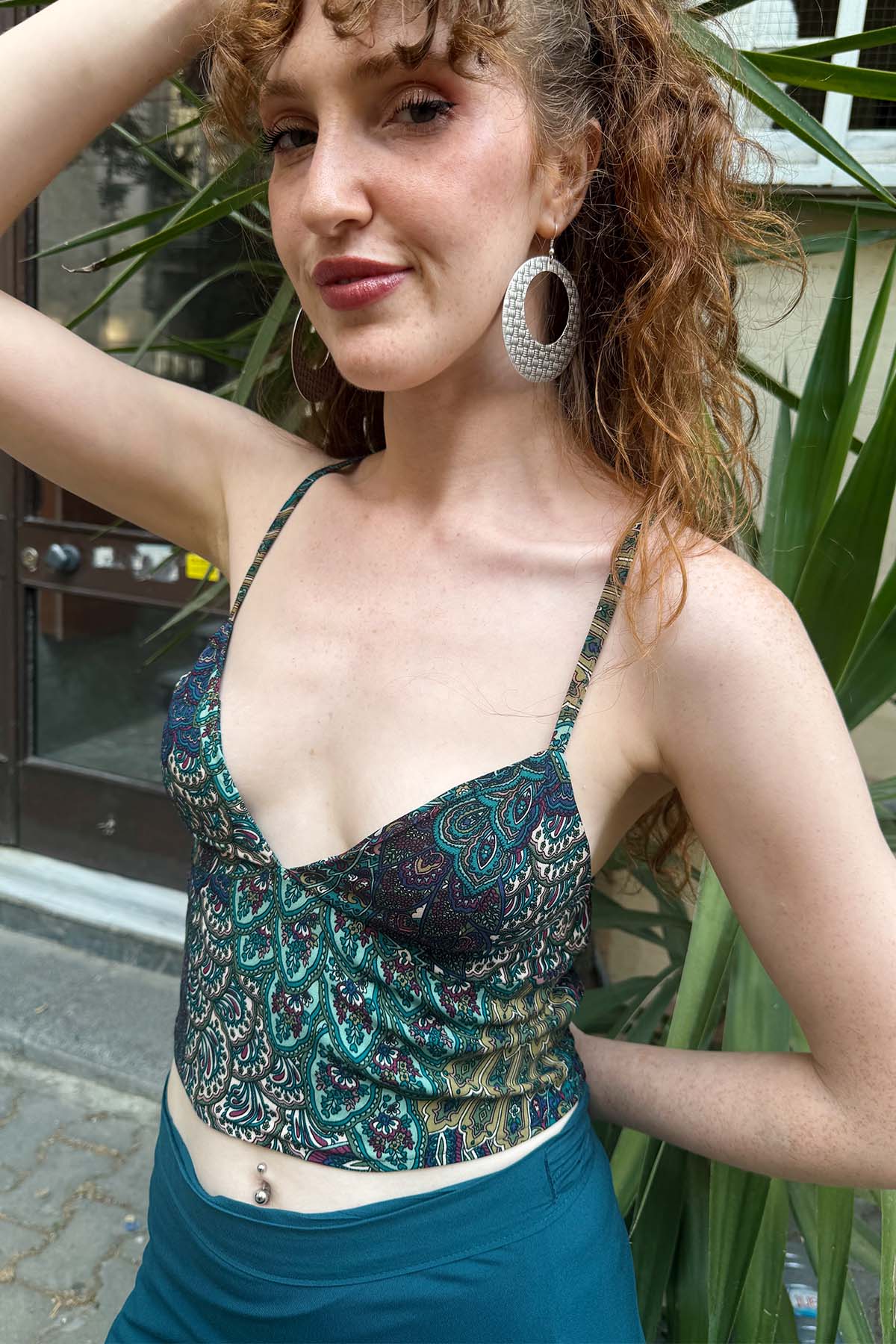 Desenli V Yaka Askılı Crop Top Turkuaz
