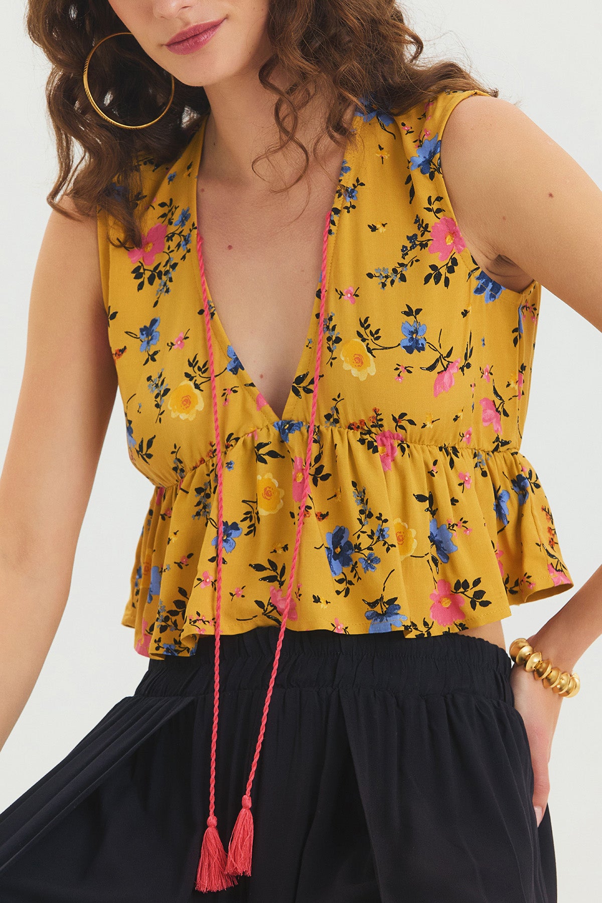 V Yaka Çiçek Desenli Crop Bluz Hardal