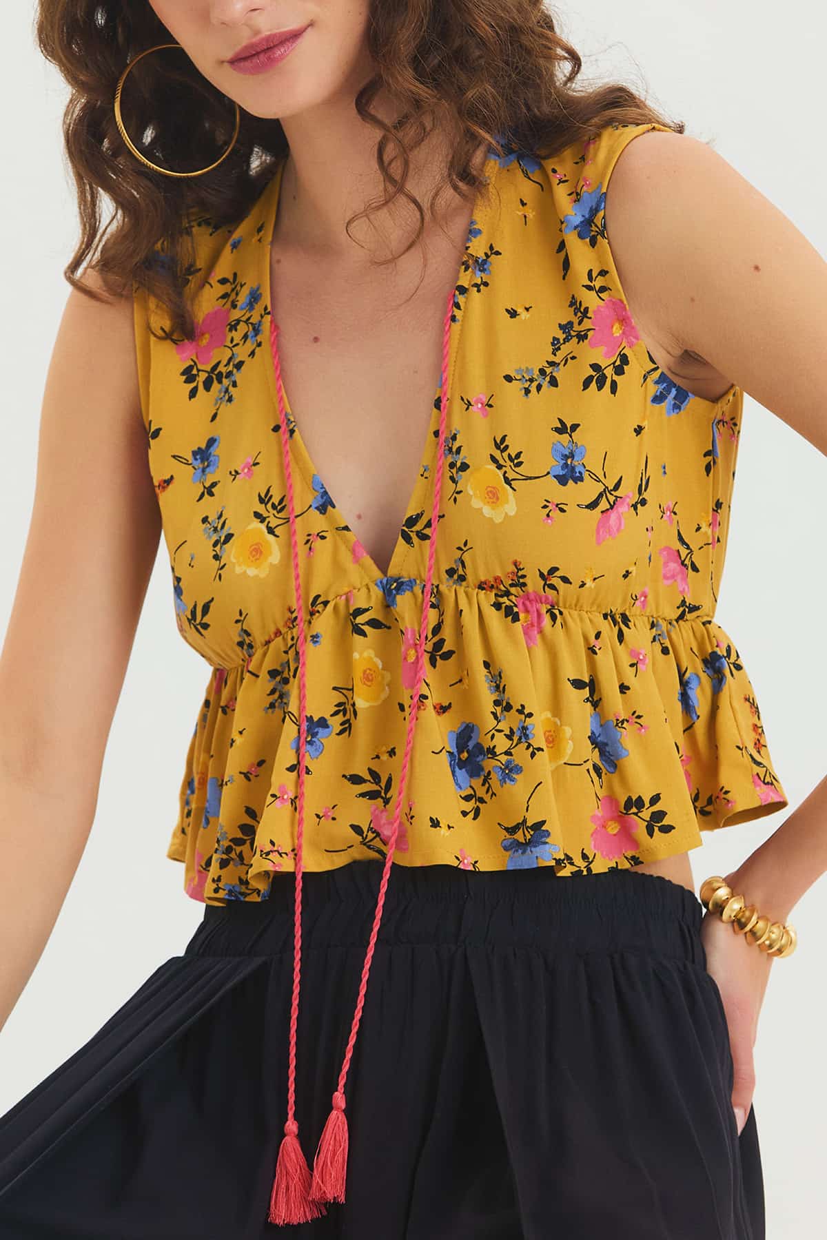 V Yaka Çiçek Desenli Crop Bluz Hardal