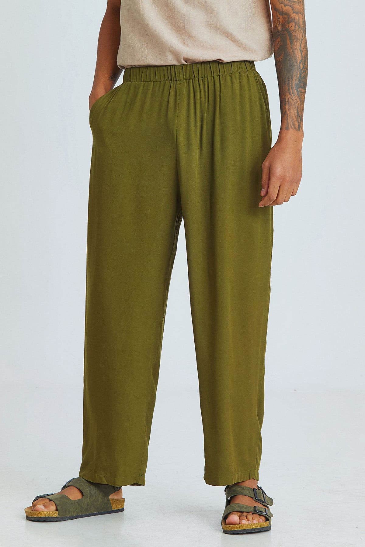Relaxed Fit Dökümlü Erkek Pantolon Haki