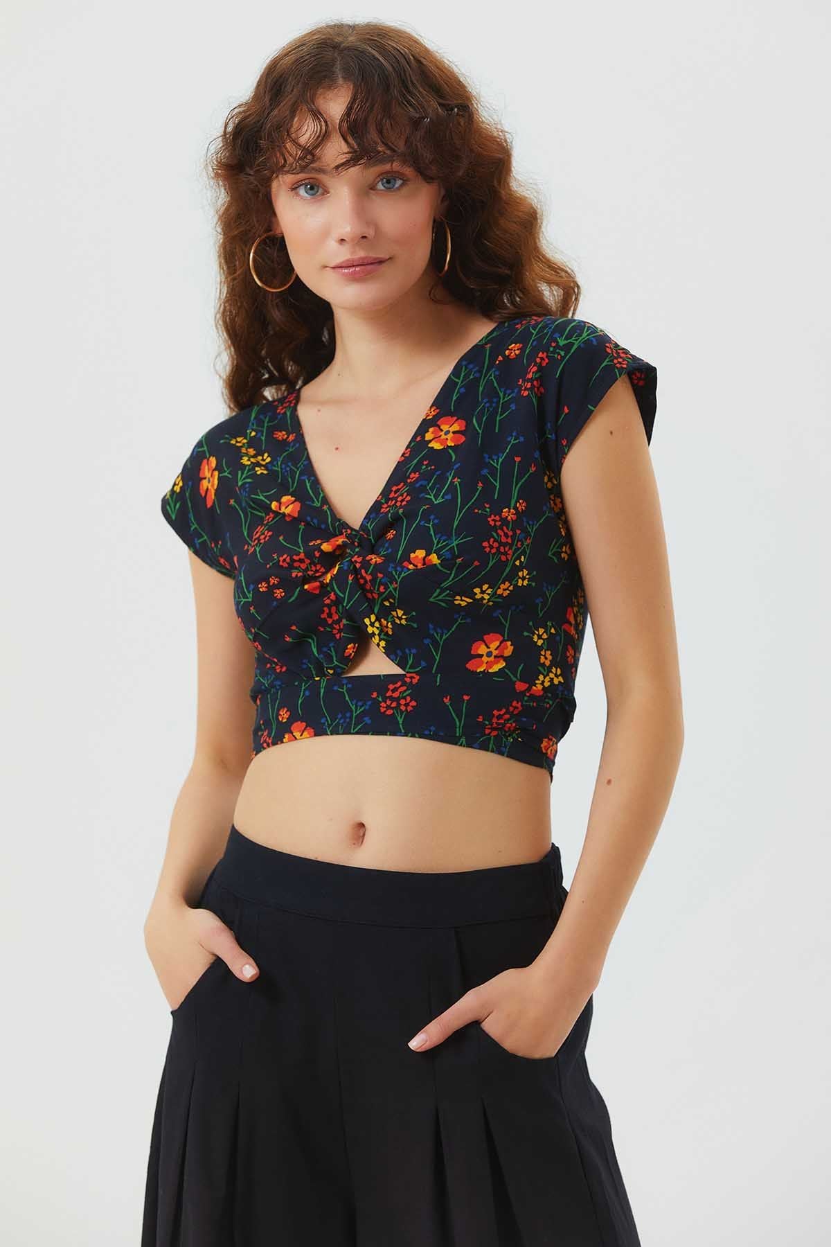 Desenli Sırt Detaylı Bağlamalı Bohem Crop Bluz Siyah