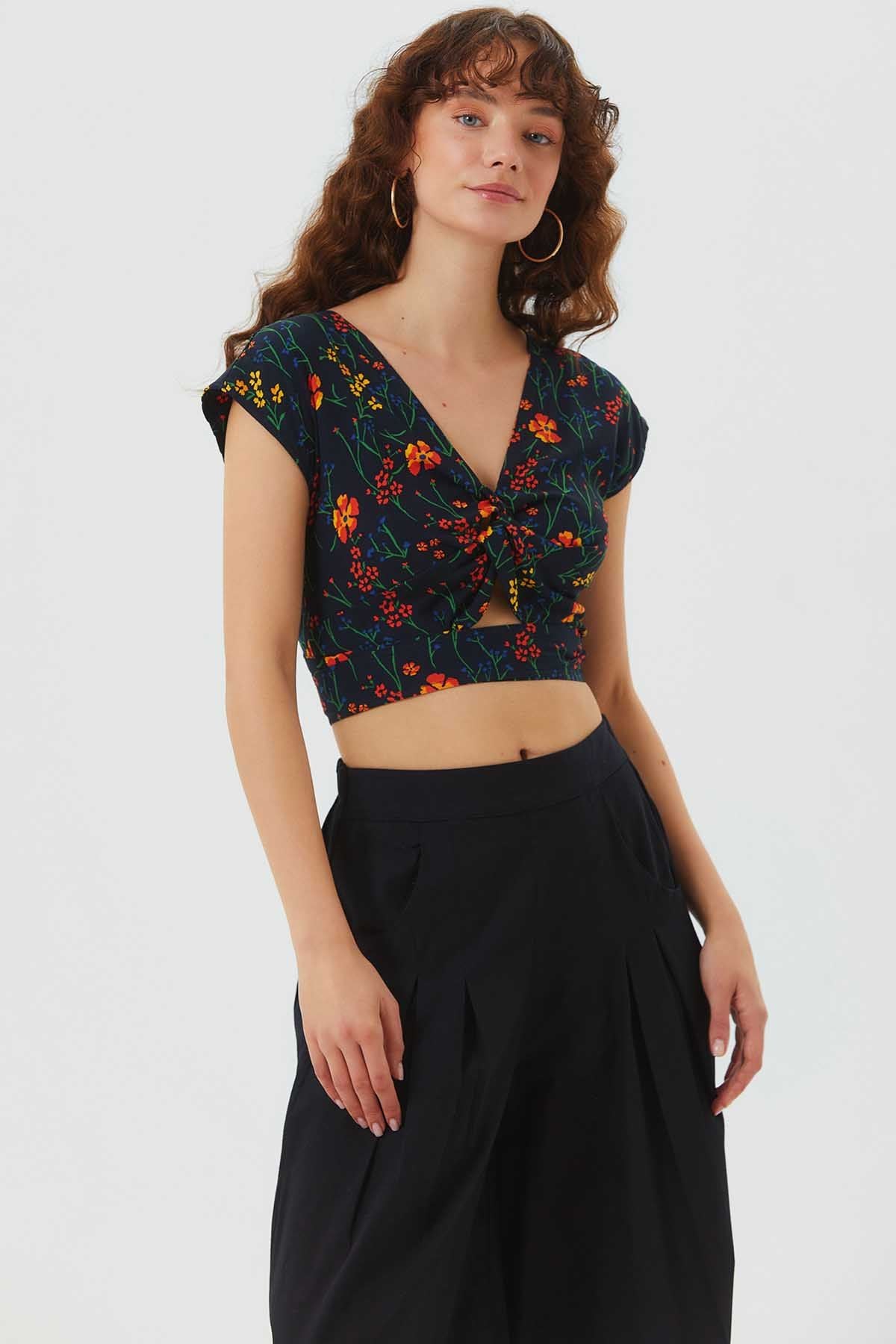 Desenli Sırt Detaylı Bağlamalı Bohem Crop Bluz Siyah