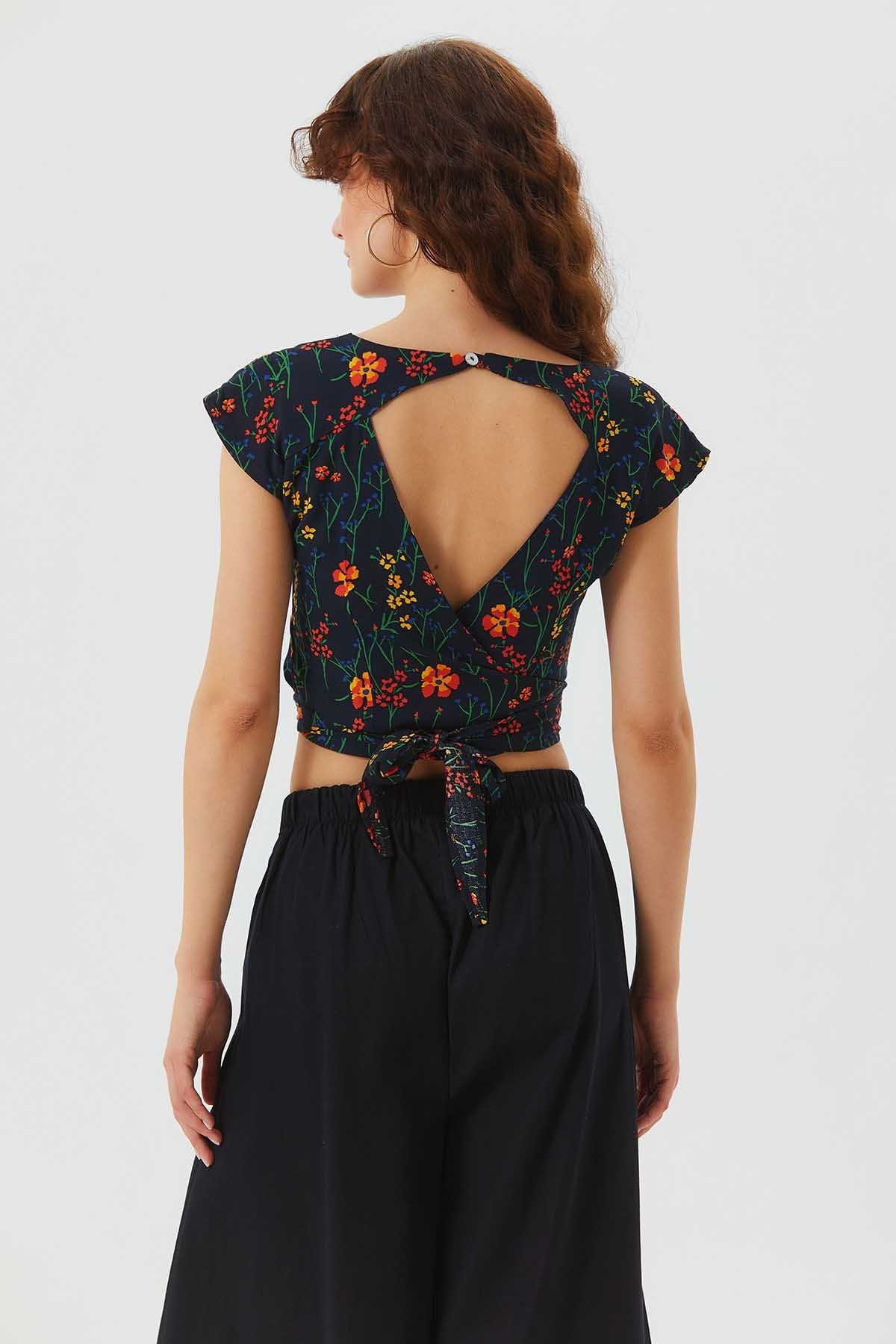 Desenli Sırt Detaylı Bağlamalı Bohem Crop Bluz Siyah
