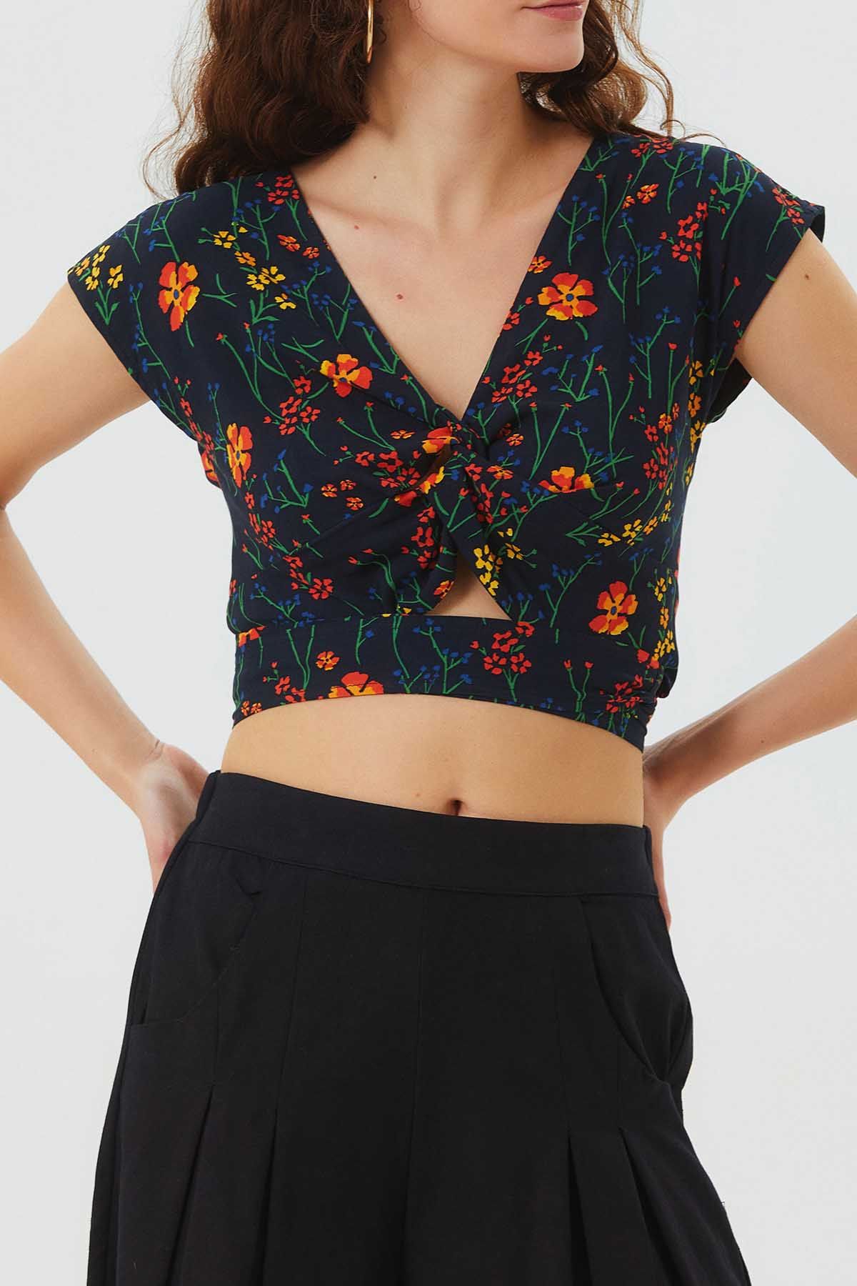 Desenli Sırt Detaylı Bağlamalı Bohem Crop Bluz Siyah