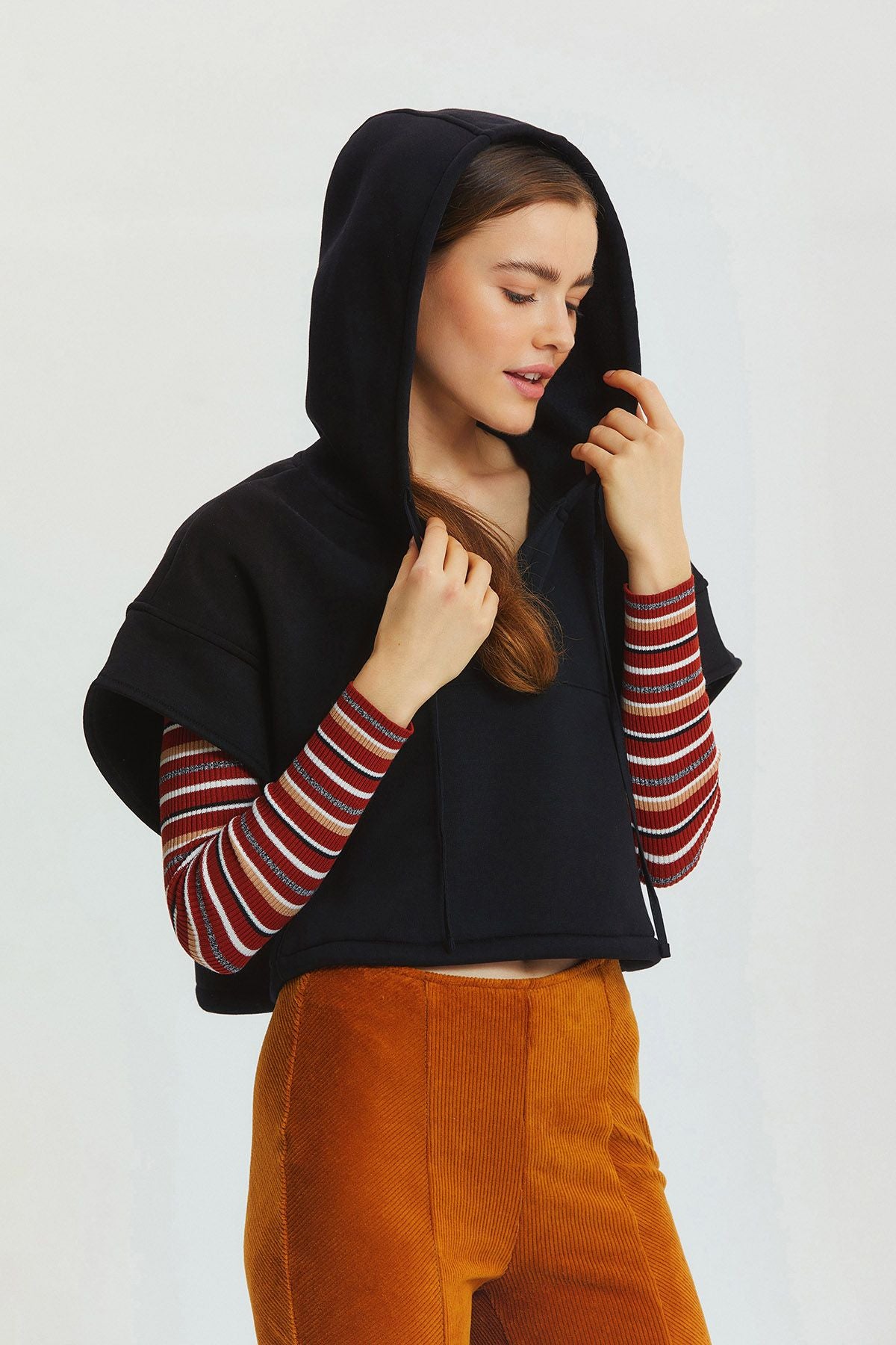 Kapüşonlu Pamuklu Crop Sweatshirt Siyah