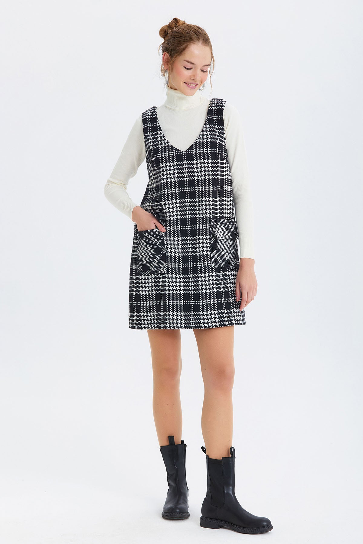V Yakalı Ekoseli Mini Elbise Siyah - Beyaz