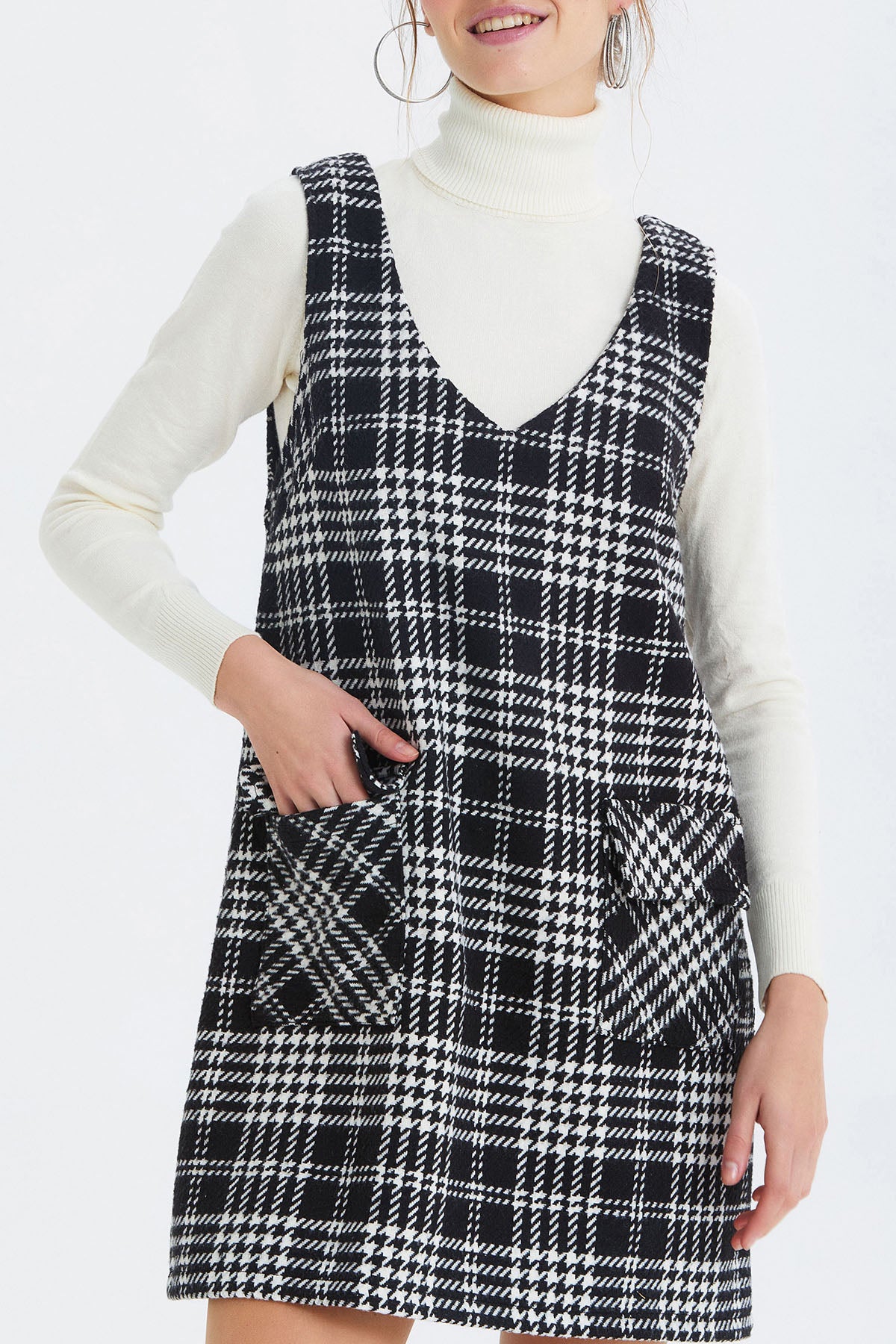 V Yakalı Ekoseli Mini Elbise Siyah - Beyaz