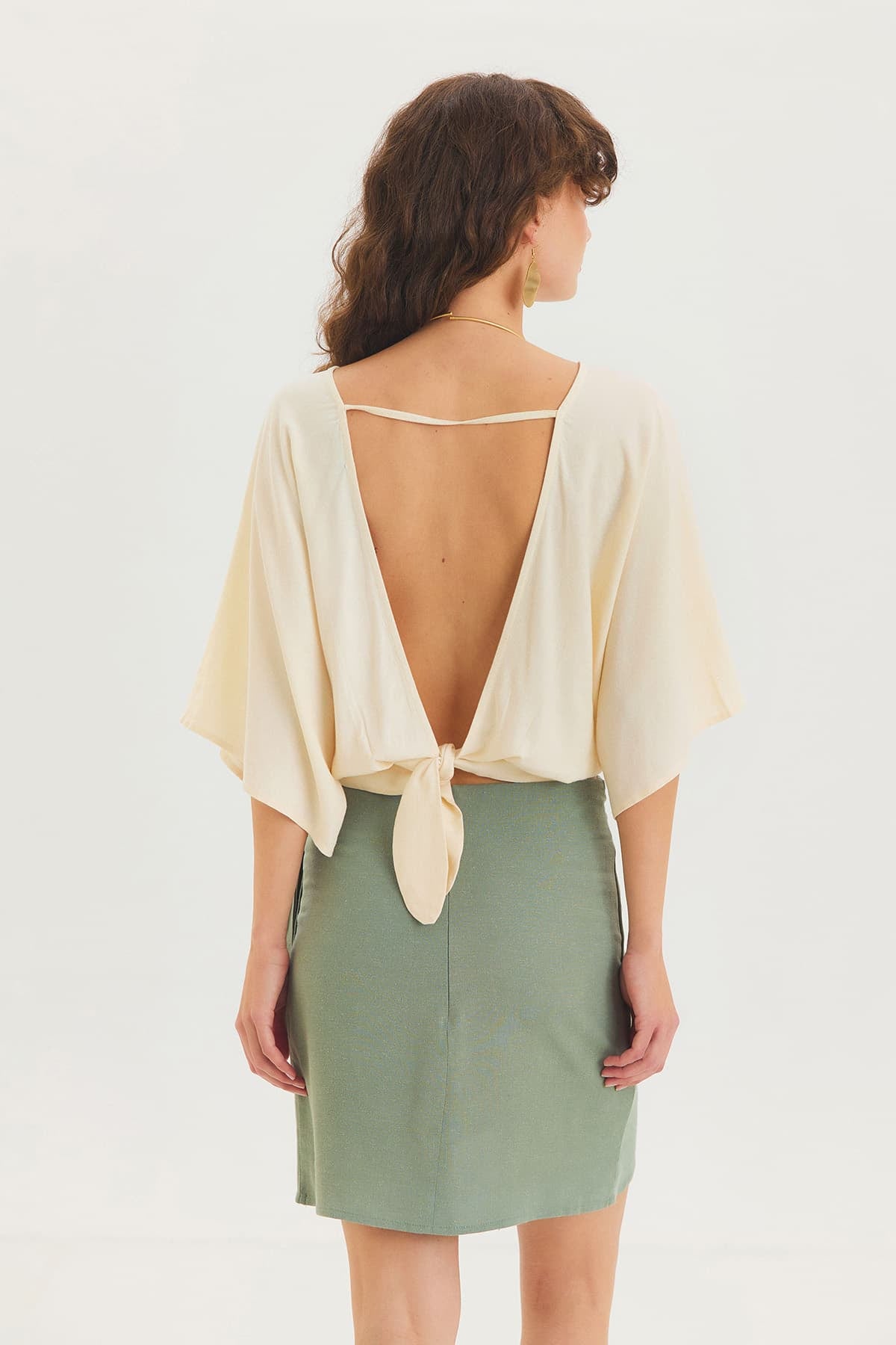 Arkadan Bağlamalı Bohem Crop Bluz Bej