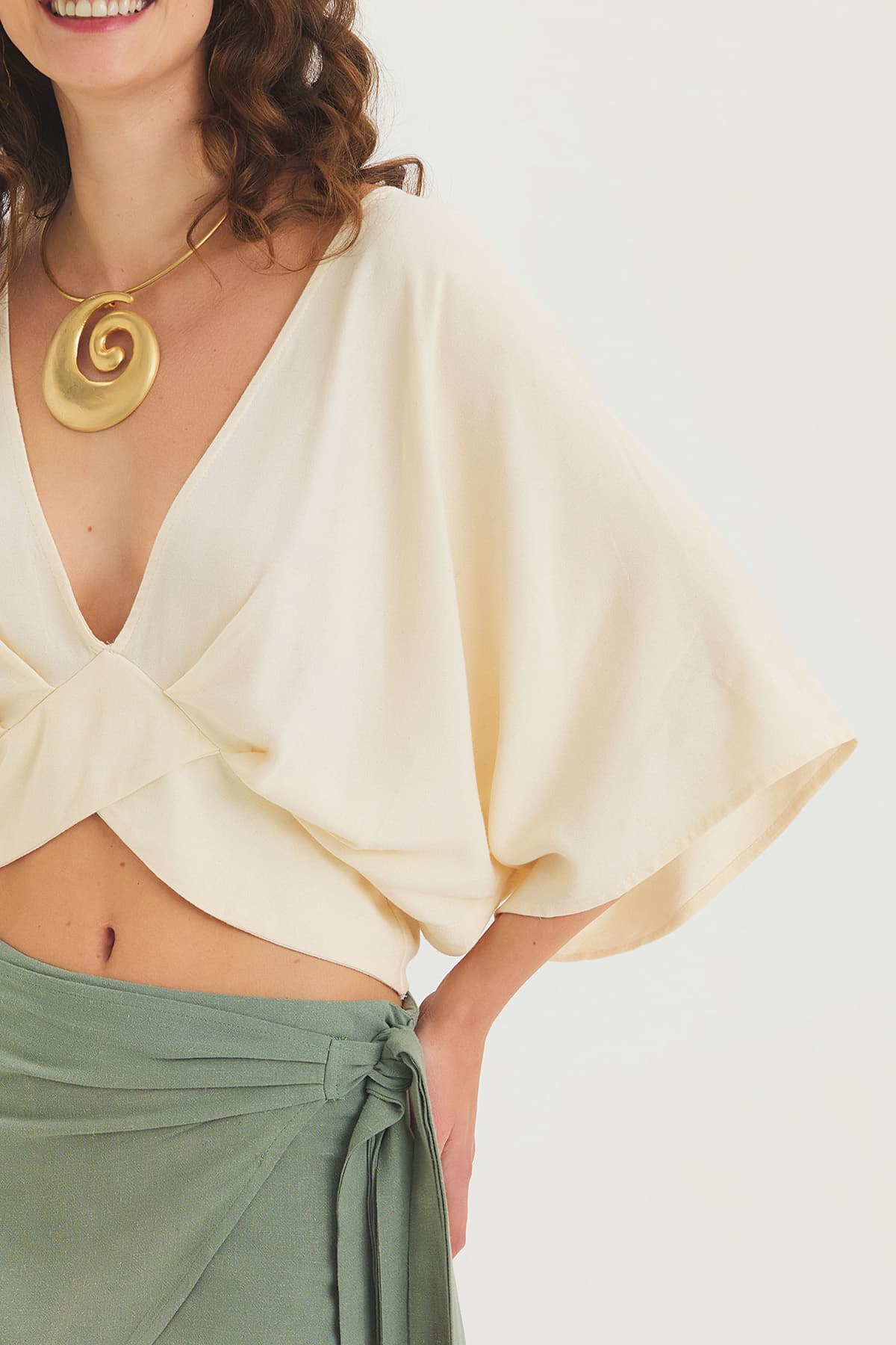 Arkadan Bağlamalı Bohem Crop Bluz Bej
