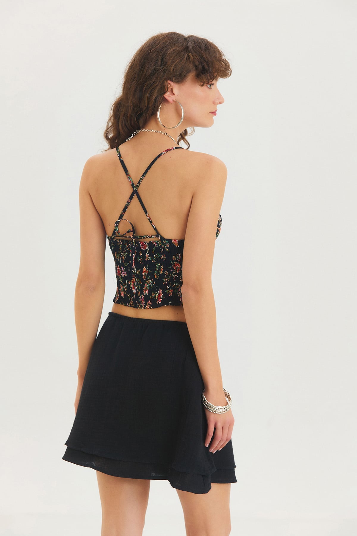 Desenli V Yaka Askılı Crop Top Siyah