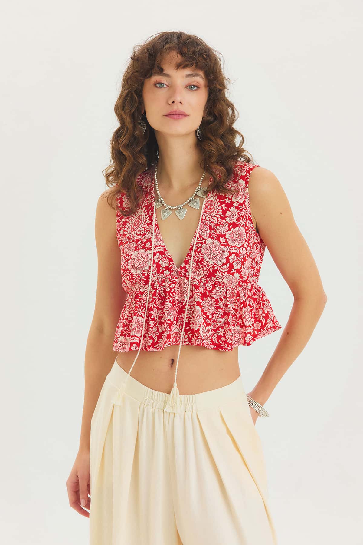 V Yaka Çiçek Desenli Crop Bluz Kırmızı